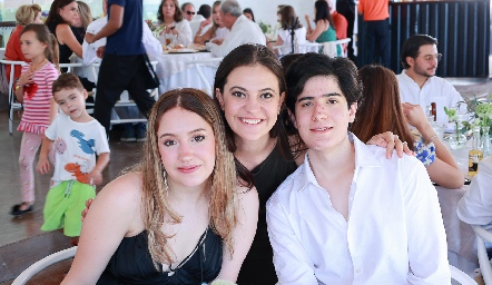  Camila García, Cecilia García y André Reyes.