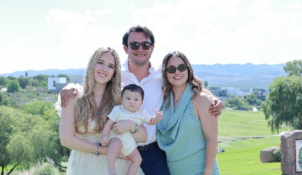  María Orozco, Benito García y Alexa Mata con Sebastián.