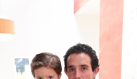  Roberto Mejía con su hijo Santiago.