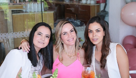  Mariana Meade, Elsa Paz y Sandra García.