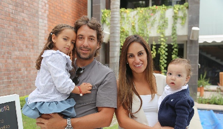  Roberta Enríquez, Daniel Enríquez, Gloria Leal y Lorenzo Enríquez.