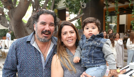  Juan Pablo Meade y Gabriela Carrillo con su hijo José Pablo.