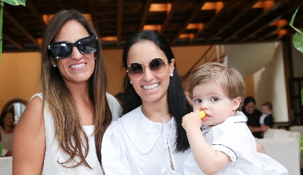  Gloria y Natalia Leal con Juan Manuel Zárate.