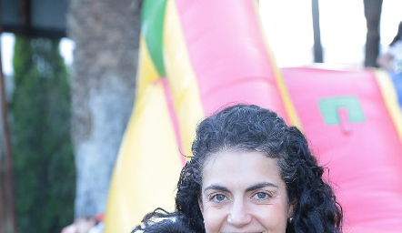  Ana Sofía Velázquez con sus hijos Sofía y José María Oropeza.