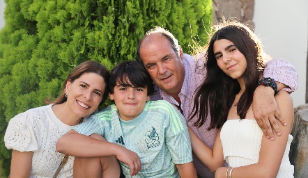  Nelly y José Luis Ortega con sus hijos Joselo y Nelly.