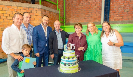  El Consejo Directivo de Colonia Juvenil partiendo el pastel de 35 Aniversario.