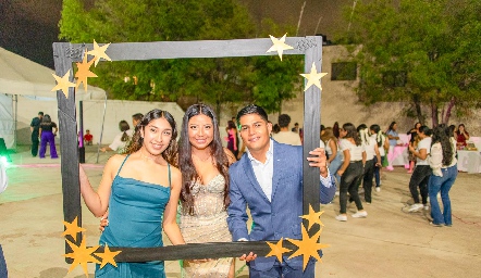  Caro, Liseth y Luis Aarón, graduados de universidad.