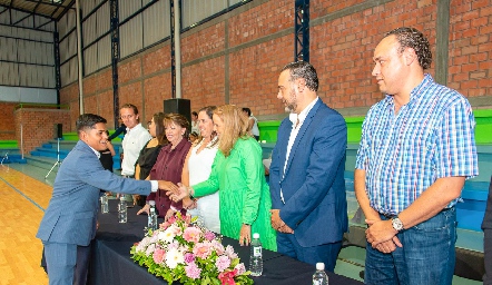  Mariana Torres Ocejo entregando reconocimientos a las y los graduados.