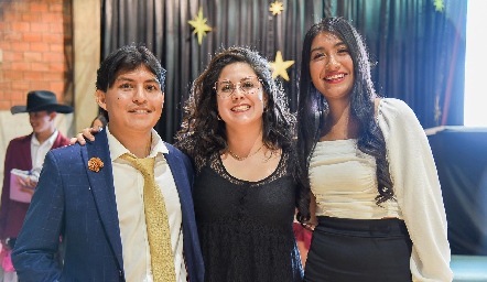  Mónica Martínez Galindo, Directora General de Colonia Juvenil con los maestros de ceremonias Emmanuel Olvera y Johana Acevedo.
