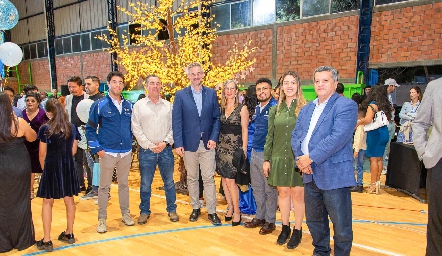  Harold Gottdsche, CEO de BMW Group Planta San Luis Potosí, con Carlos Díez Gutiérrez, Director de Asuntos Gubernamentales y Externos, Michelle García, Coordinadora de Responsabilidad Social Corporativa y mentores.