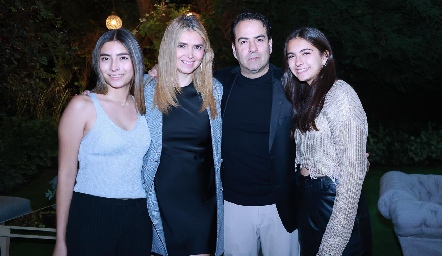  Marisa Gómez, María Eva Diez Gutiérrez, Miguel Gómez y Patricia Gómez.