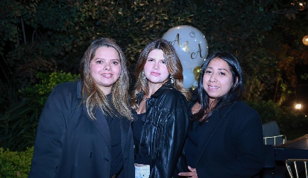  Martha Diez Gutiérrez, Sandy Diez Gutiérrez y Tania Alonso.