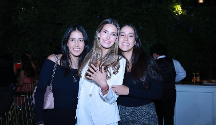  Ximena Cortés, Ana Victoria de la Rosa y Eugenia Cortés.