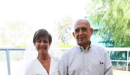  Mariupe Espinosay Alejandro Leal celebraron 50 años de casados.