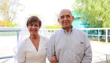  Mariupe Espinosay Alejandro Leal celebraron 50 años de casados.