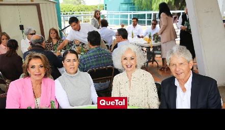  Martha Elena Espinosa, Sandra Galván, Valeria y Luis Leal.