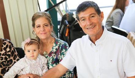  María Pizzuto y Enrique Martens con su nieta María Emilia Álvarez.