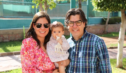 María Martens y Eduardo Álvarez con su hija María Emilia.