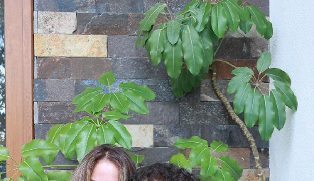  Daniela Serment con su hija Isabela Rivera.