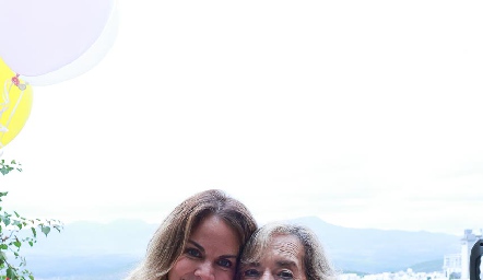 Daniela con su mamá Conchita Lafuente.