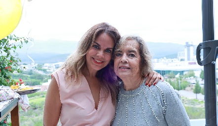 Daniela con su mamá Conchita Lafuente.