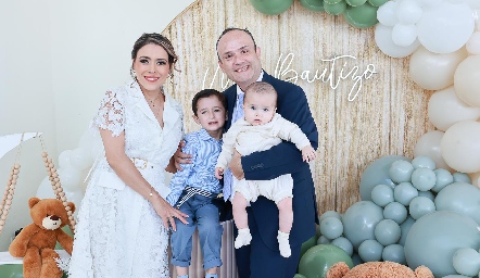  Paulina Nava y Carlos Ruiz con sus hijos Emmanuel y Mateo.