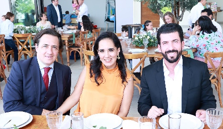  Francisco Padrón, Lili Zárate y Juan Paulo Almazán padrinos de Mateo.