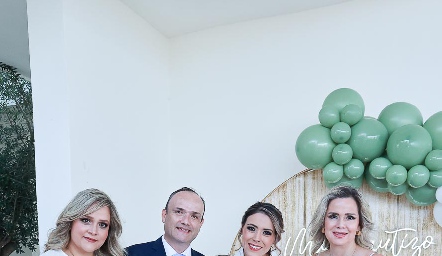  Priscila Ruiz, Carlos Ruiz, Paulina Nava y Patty Anette Ruiz con Mateo.