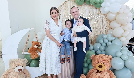  Paulina Nava y Carlos Ruiz con sus hijos Emmanuel y Mateo.