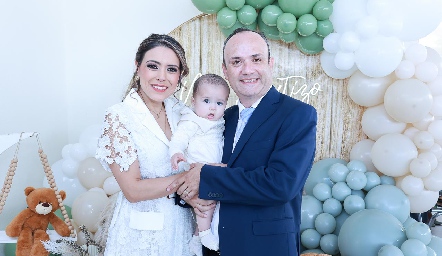 Paulina Nava y Carlos Ruiz con su hijo Mateo.