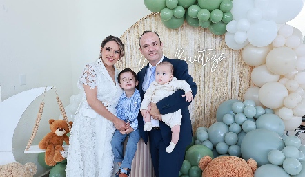  Paulina Nava y Carlos Ruiz con sus hijos Emmanuel y Mateo.
