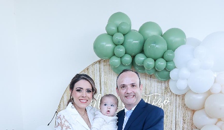  Paulina Nava y Carlos Ruiz con su hijo Mateo.