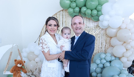  Paulina Nava y Carlos Ruiz con su hijo Mateo.