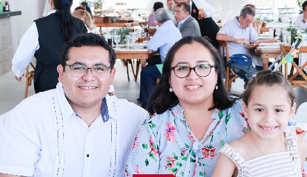  Carlos Vázquez, Claudia Hernández y Amelia Vázquez.