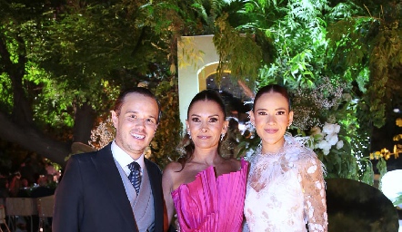  Abraham Gallegos, Lizet Gómez y Sofía Buendía.