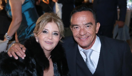  Jessica Cabrera y Abraham Gallegos, papás del novio.