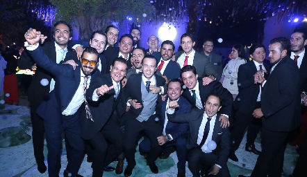  Abraham Gallegos con sus amigos.