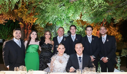 Juan y Alexa Chalita, Alejandra Pérez, Carlos Buendía, Mauricio, Diego y Carlos Buendía con Sofía y Abraham.