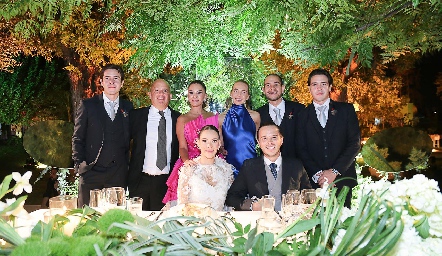  Diego Buendía, Daniel García, Lizet Gómez, Wendy García, Carlos y Mauricio Buendía con Sofía Buendía y Abraham Gallegos.