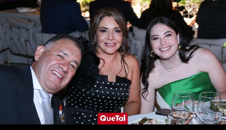  Carlos Buendía, Alejandra Pérez y Alexa Chalita.