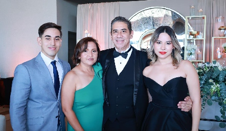  Brandon Ausucua, Imelda Zepeda, Juan José Ausucua y Renata Ausucua.