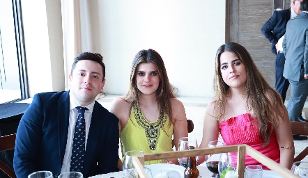  Víctor Favela, Natalia Preciado y Valeria Preciado.