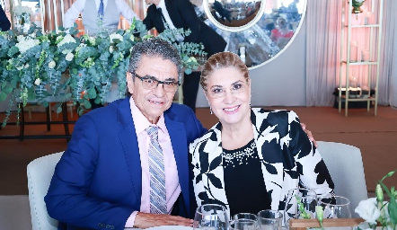  Alejandro González y Lolita Canales de González.