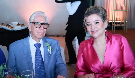  Juan José Ausucua y Nadia Ausucua, abuelo y mamá de la novia.
