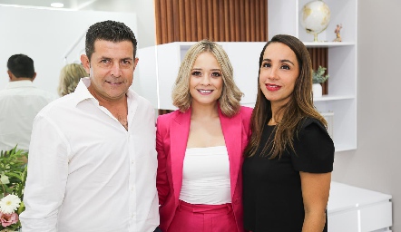  Edgar, Alejandra Lozano y Vianey.