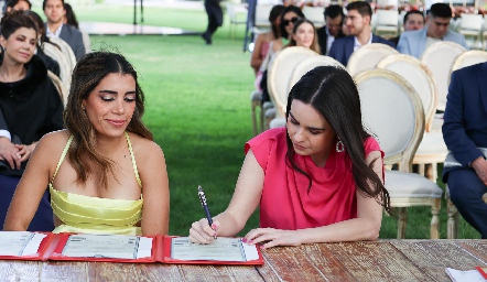  Valeria de la Vega firmando de testigo.