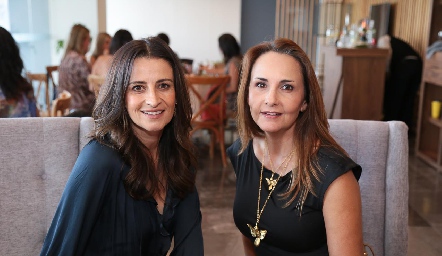  Mónica Galarza y Cristina Villalobos.