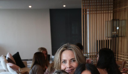  Michelle Zarur, Karina Vita y Claudia Artolózaga.