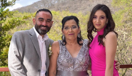  Miguel Dewey, Paty Dewey y Camila Salinas.