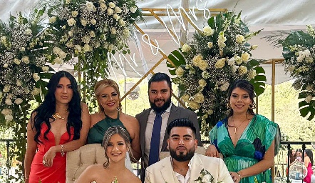  Liz Perdomo, Cinthia Salinas, Armando Salinas y Wendy Salinas con Dani Leyva y Leo Salinas.